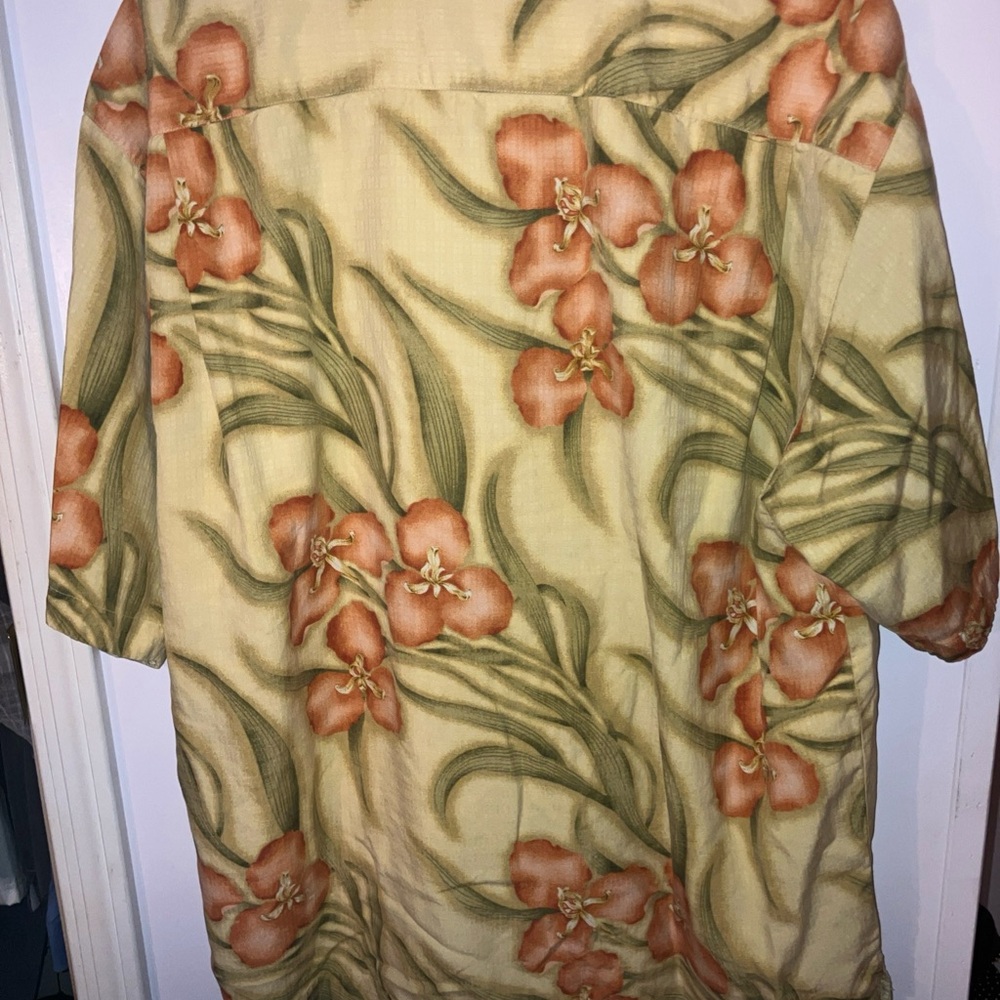 100% silk Tommy Bahama floral shirt , XL , stand out in a sea of people .